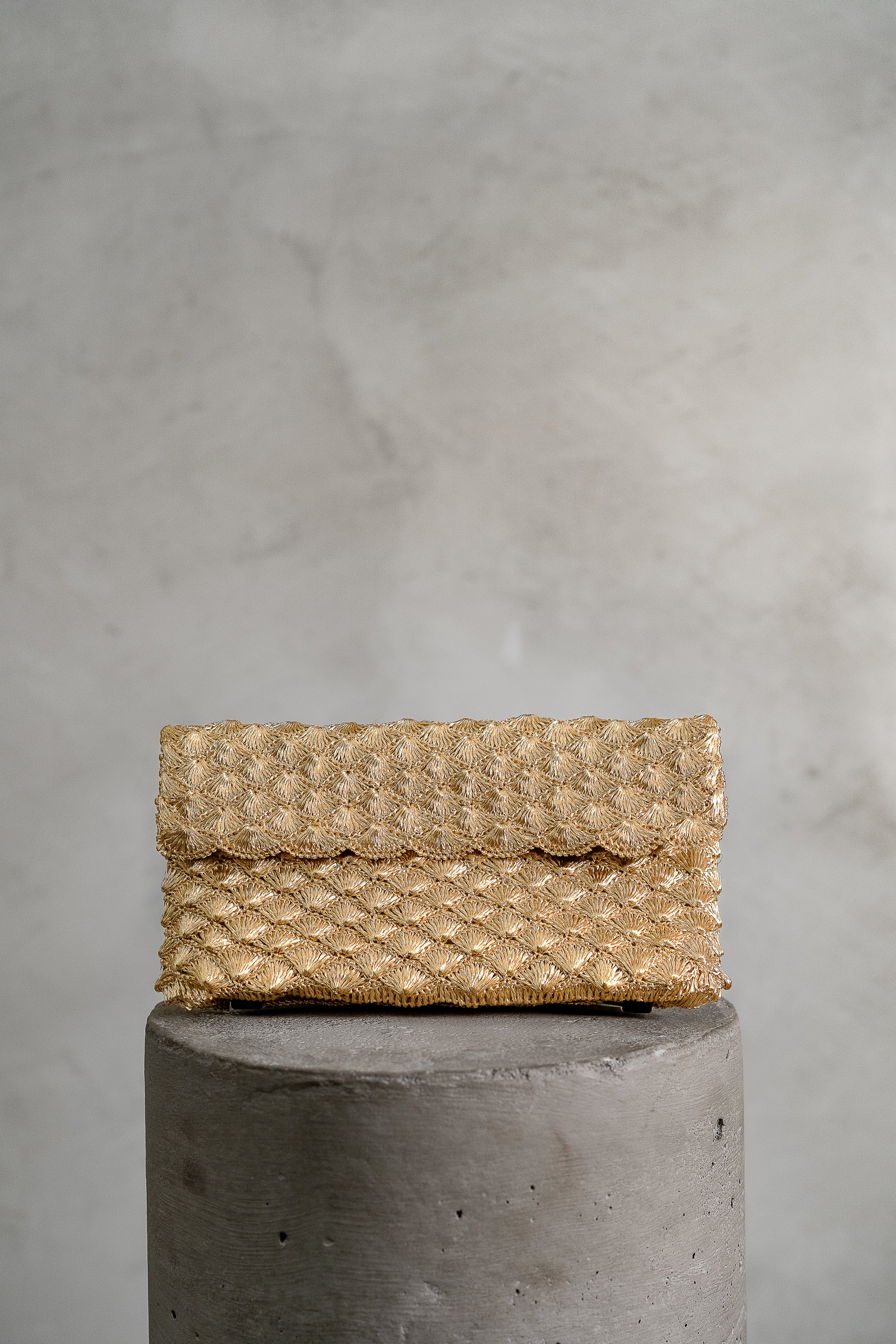 CLUTCH CONCHAS ORO
