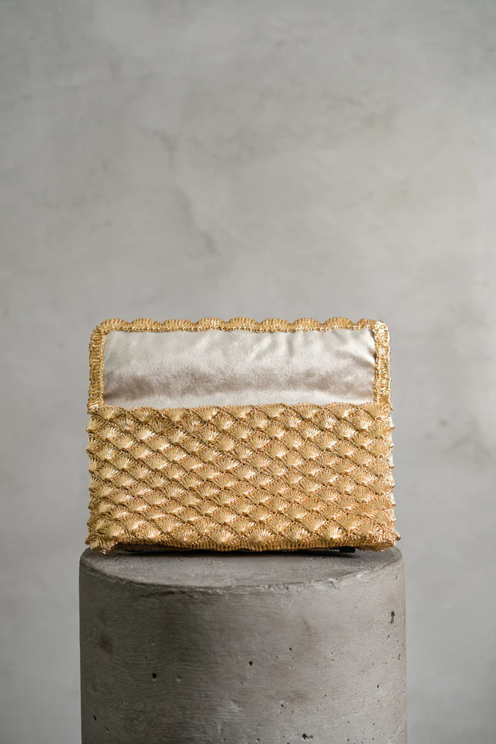 CLUTCH CONCHAS ORO