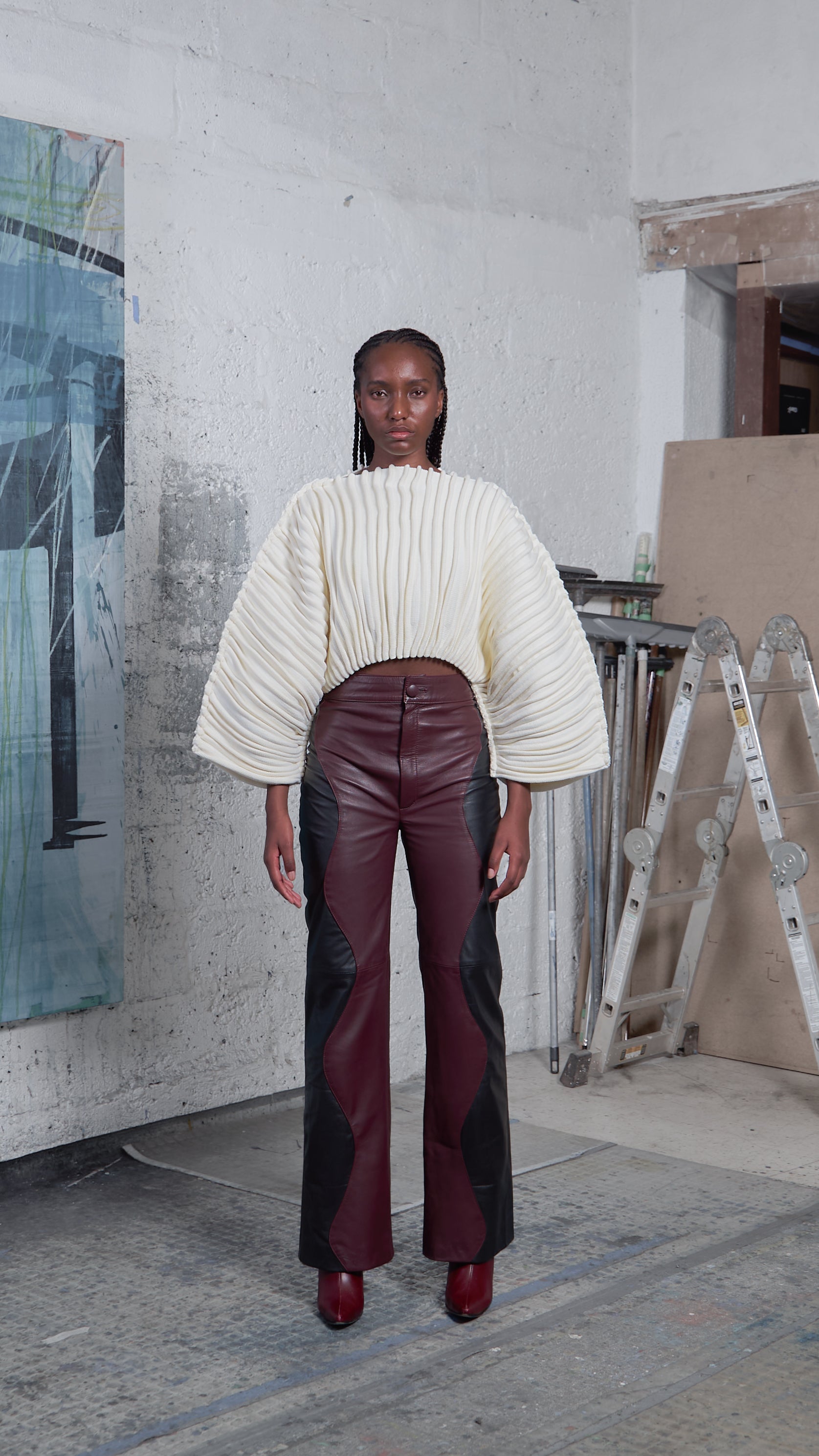 PANTALÓN BICOLOR CON CORTE CURVO EN LOS COSTADOS