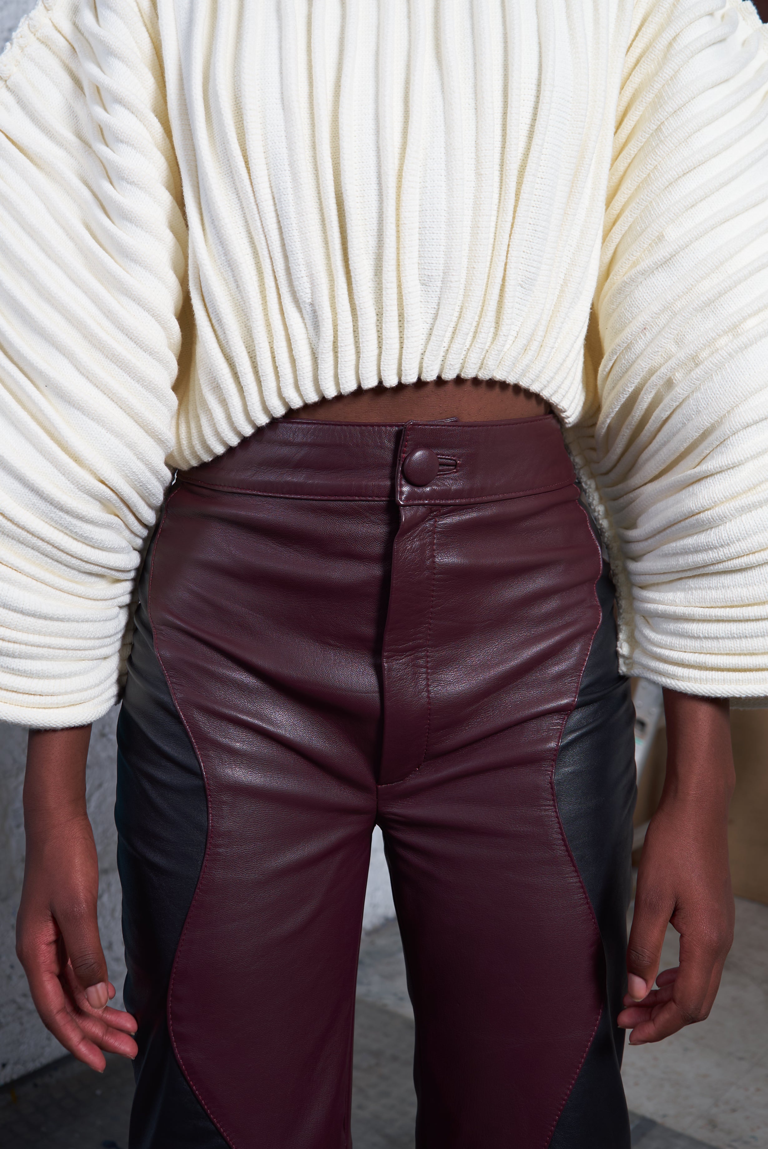 PANTALÓN BICOLOR CON CORTE CURVO EN LOS COSTADOS
