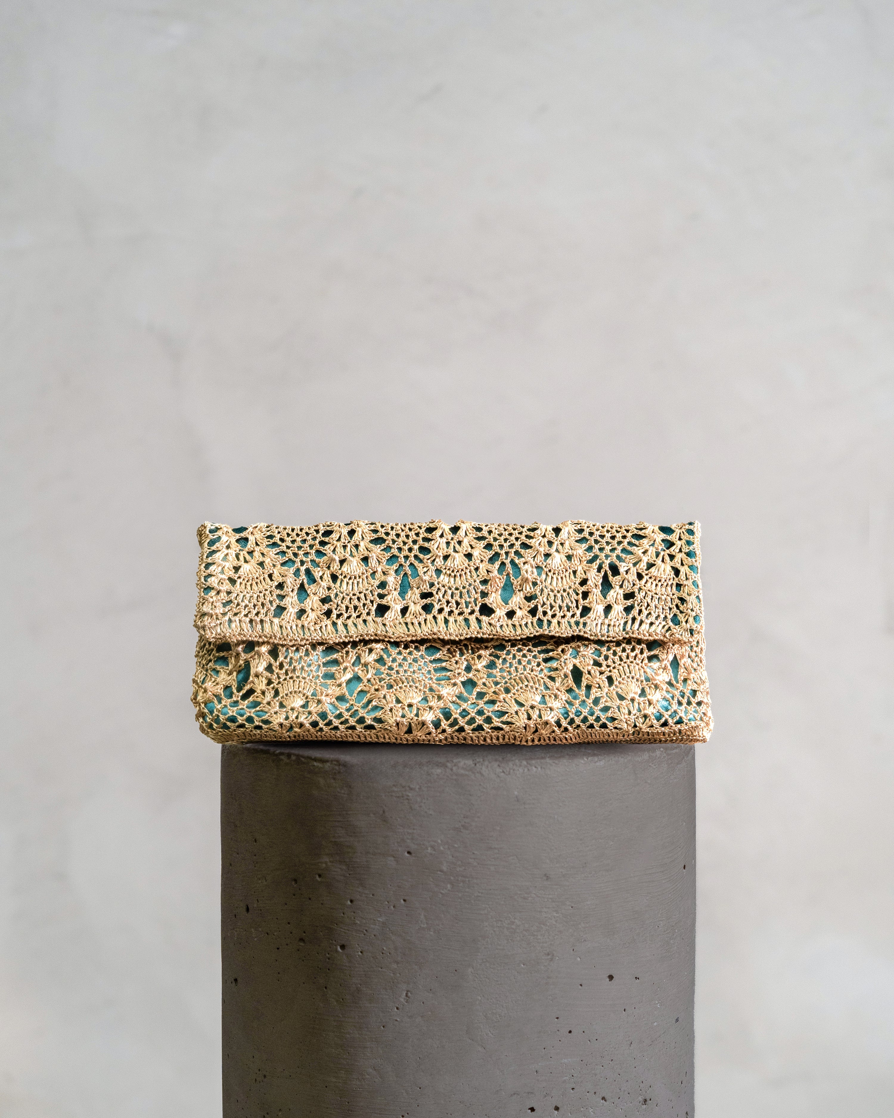 PINEAPPLE CLUTCH GOLD EMERALD
