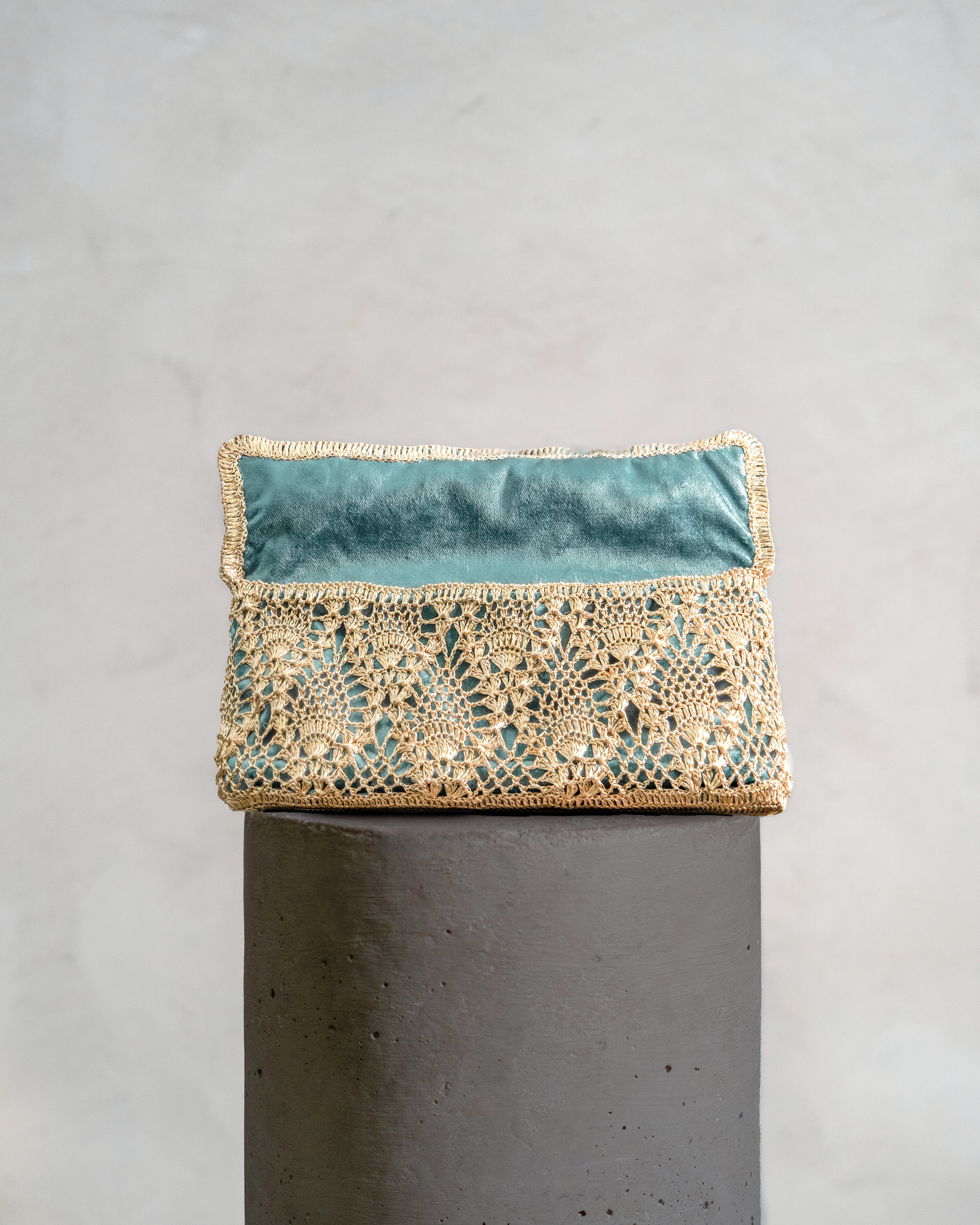PINEAPPLE CLUTCH GOLD EMERALD